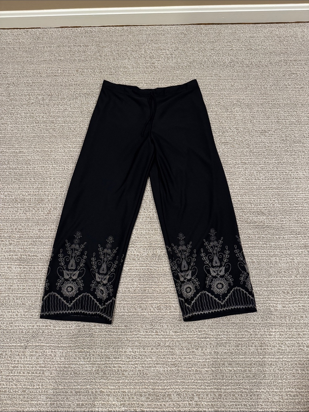White House Black Market Black Cropped Wide-Leg Pants with Cream Print